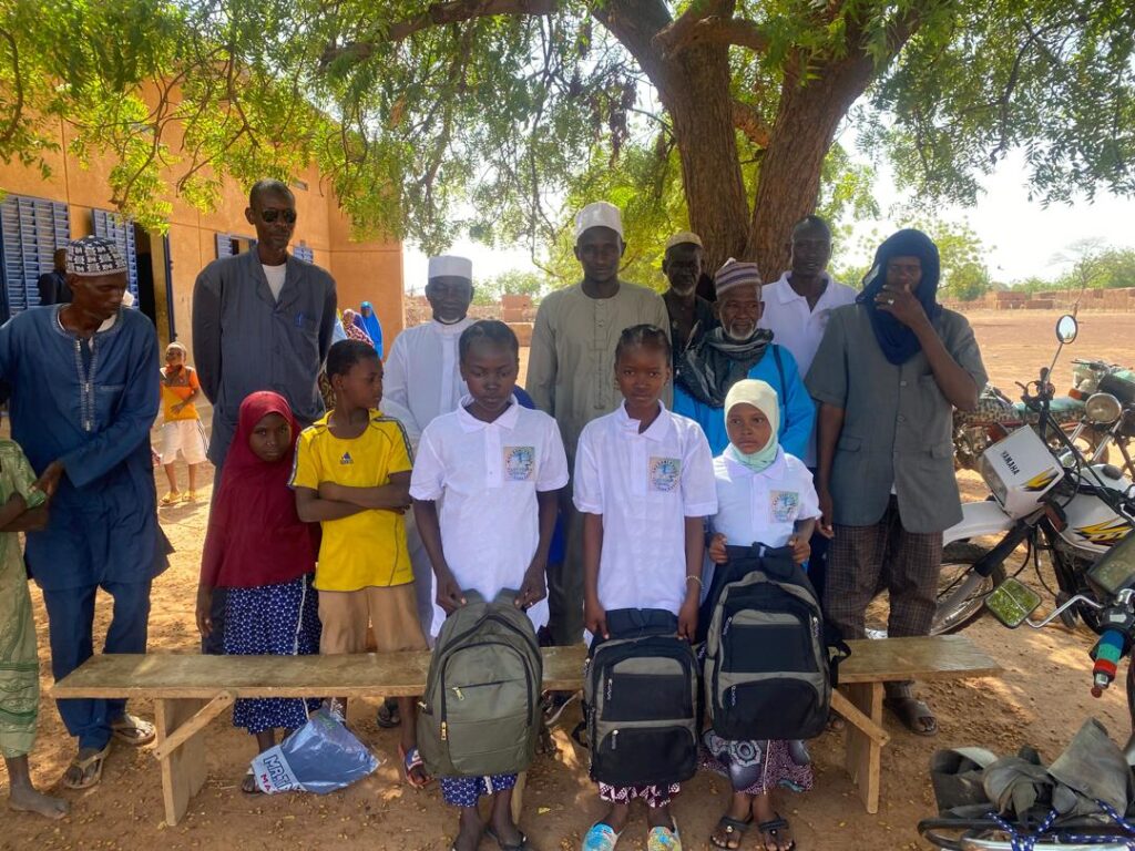 Distribution de kits scolaires à l’école primaire de Fakara (Dosso).